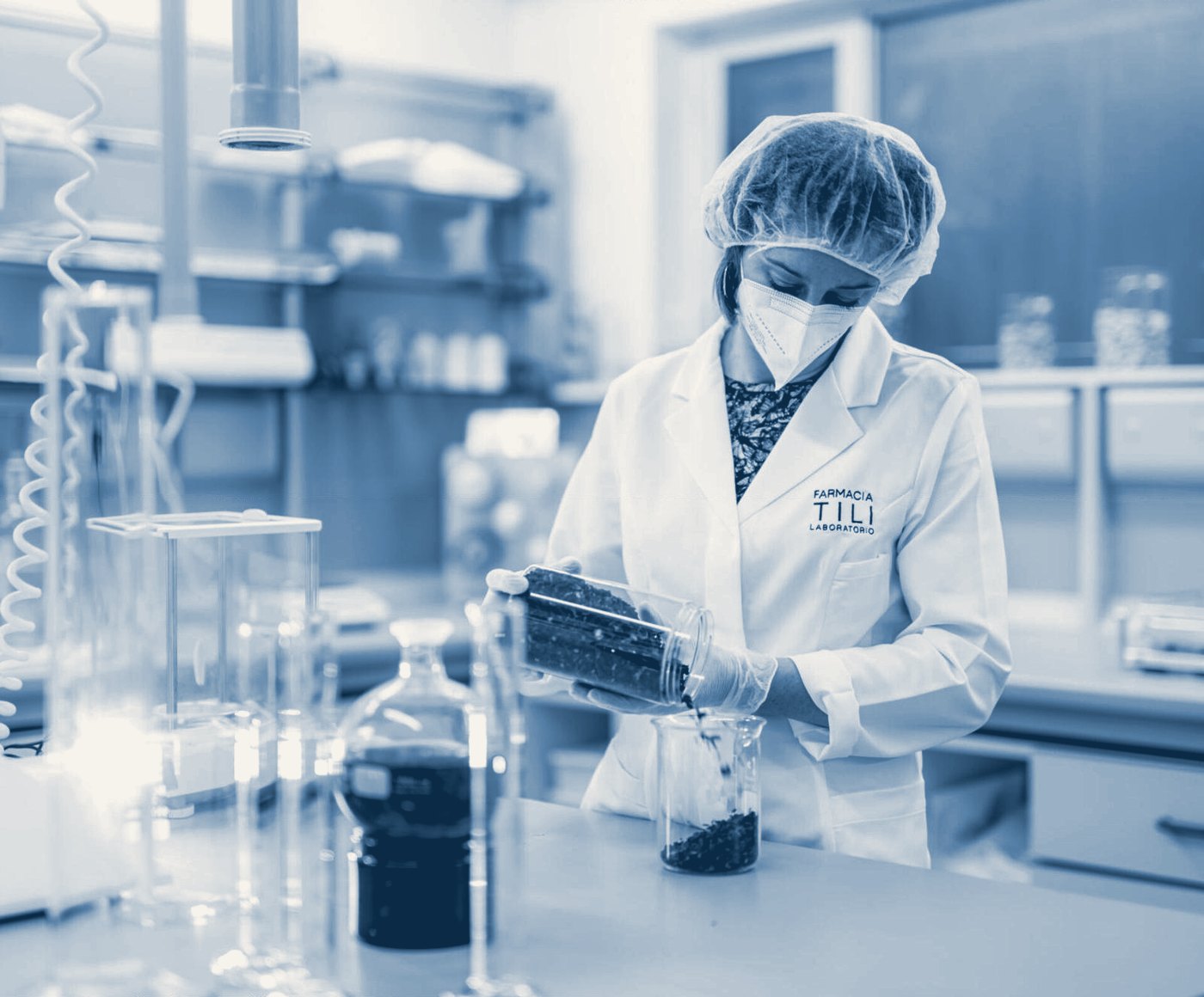 Il banco del laboratorio durante una preparazione