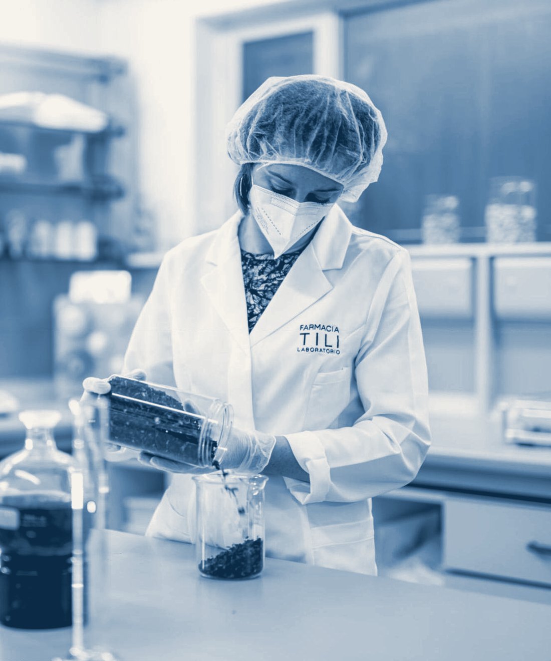 Una farmacista del laboratorio prepara un galenico al banco