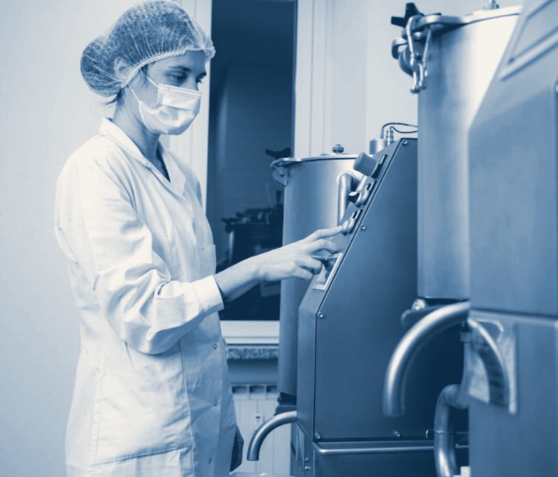 Una farmacista imposta una macchina del laboratorio